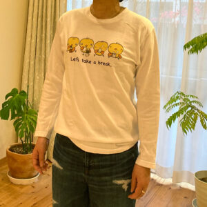 ひよこコーヒーTシャツ着る2